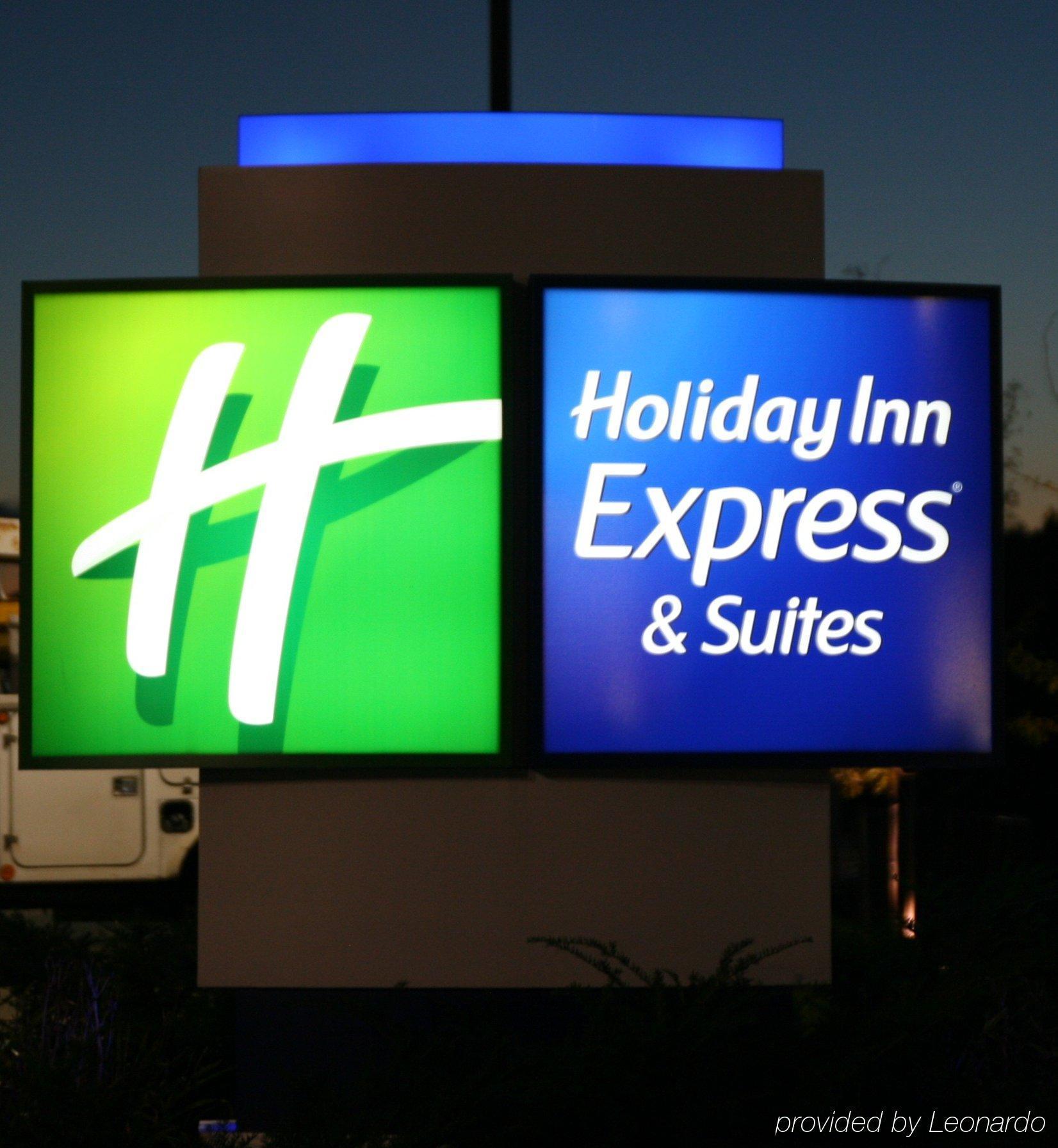 Holiday Inn Express & Suites Youngstown West I 80, An Ihg Hotel Exterior foto